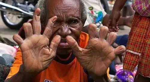 到头破血流,这样的方式是为了纪念死于卡巴拉战役的穆罕默德孙子imam