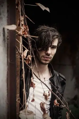 欧美型男一枚胡子拉碴