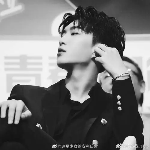 范丞丞这个性感迷人喉结谁看了不说一句我可以!