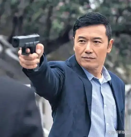 苗侨伟身高:180,妥妥的大长腿欧巴,身材也是保持很好,时尚穿搭也是不