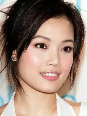 美容 明星 > 正文厉娜 厉娜是典型的造型失败的大脸,本来在没有变身前