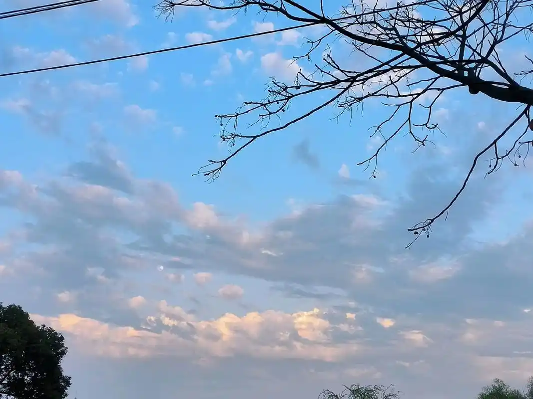 快乐的成本并不高,比如 出门看到傍晚的天空,随手拍张照片