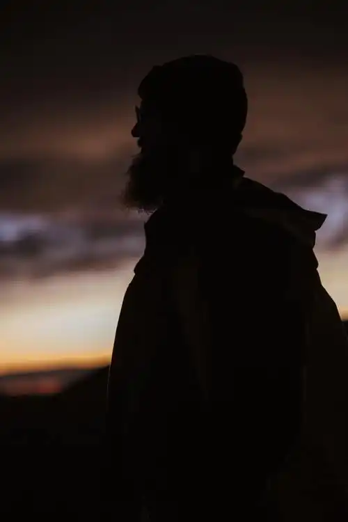 胡须男人侧影图片高清素材