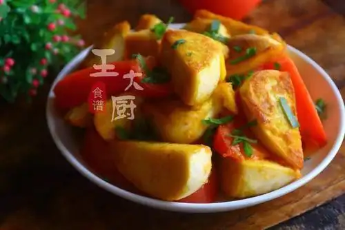 剩馒头不用再发愁了——西红柿炒馒头丁,简简单单10分钟搞定