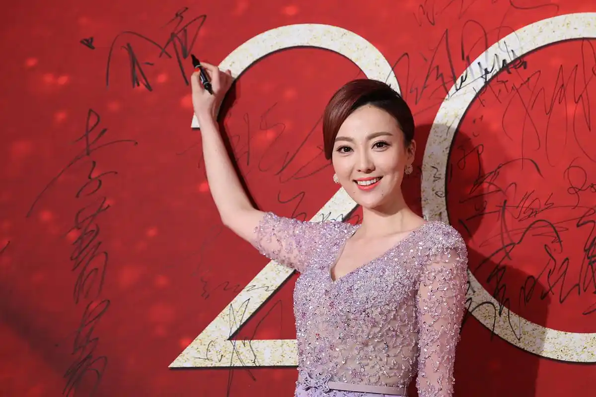 最近,安徽卫视主持人余声在社交视频软件上发布了一条痛哭视频,引起了