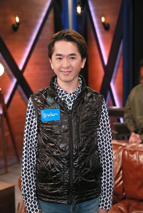 邓兆尊陪新欢甜蜜出巡,女方身材圆润孕味浓,已澄清只是身材发福|邓兆