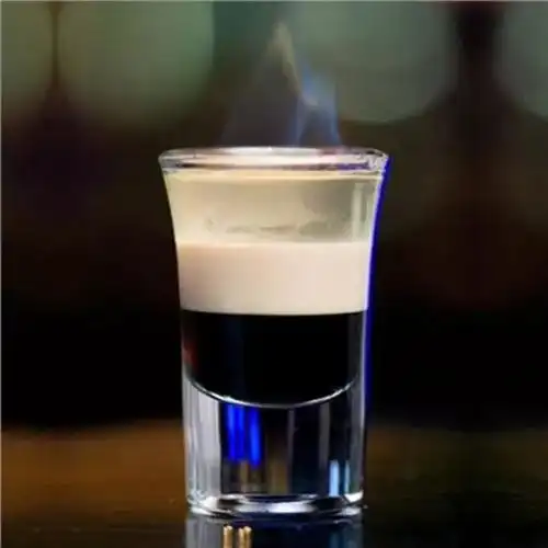 b52 stratofortress 轰炸机是喝起来最帅气的鸡尾酒,咖啡甜酒   百利