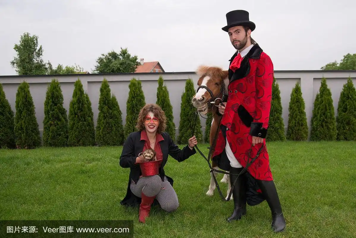 女士和她的绅士骑着小马