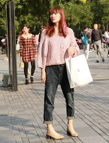 街拍:秋寒中依然秀长腿靓胸的美女们