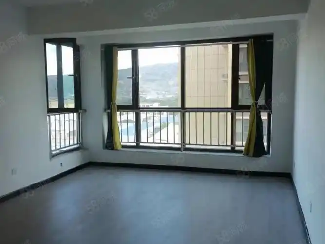 房源位于湖畔雅居三室两厅简单家具可做饭可洗澡