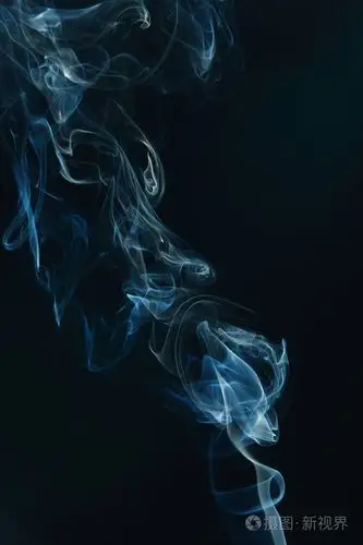 在黑色背景上吸烟