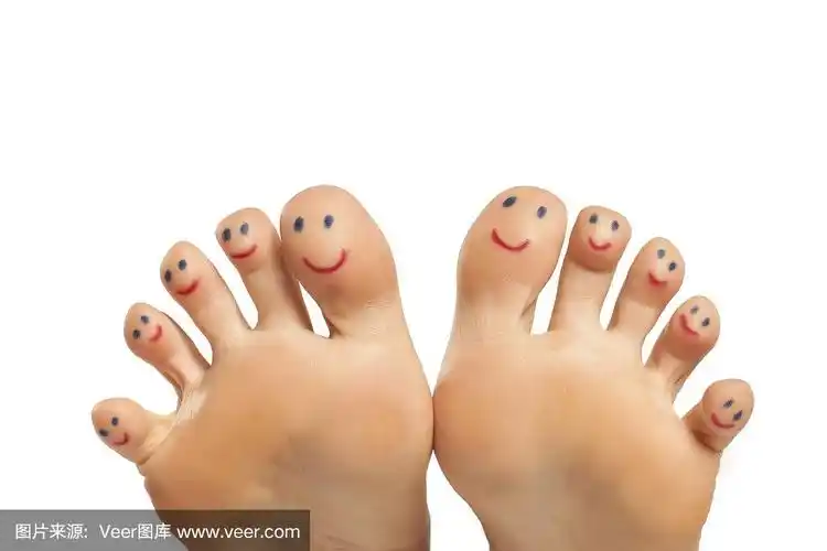女人的脚和画在脚趾上的微笑
