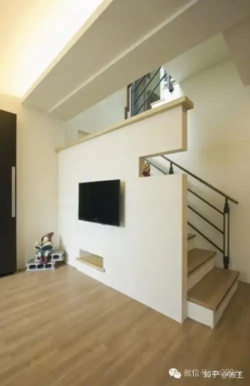 楼梯下方不能浪费,做个电视墙不错