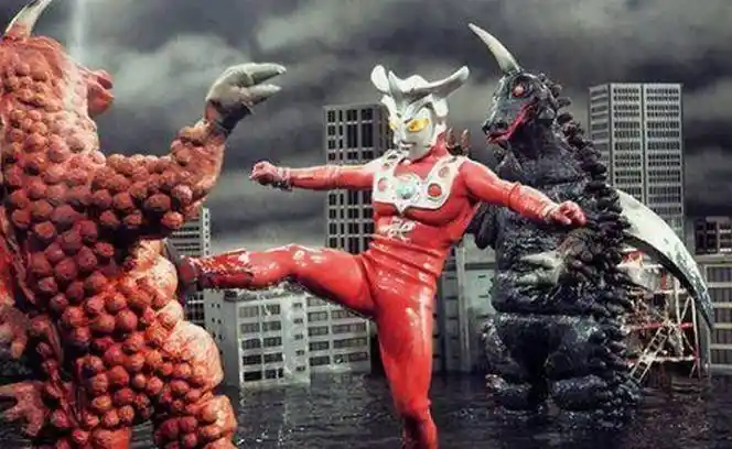 他们只是穿着皮套来进行动作表演,而在以前的老版奥特曼中,都可以看到