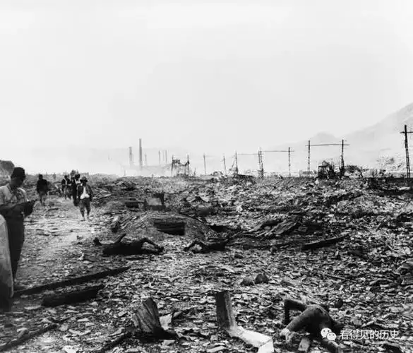 1945年被原子弹袭击后的日本长崎尸横遍野惨不忍睹