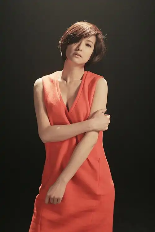 赖雅妍携新碟回归乐坛 穿裙装性感秀事业线