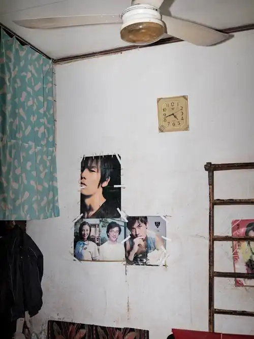 业广里,居民家中张贴的海报.