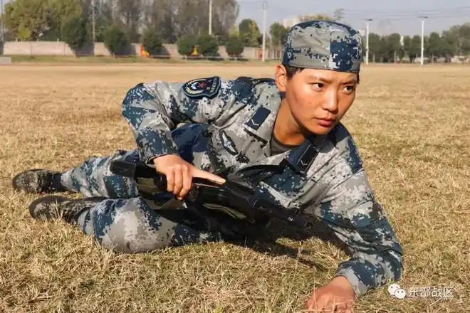 列兵上等兵士官上尉空军女兵个个貌美大长腿