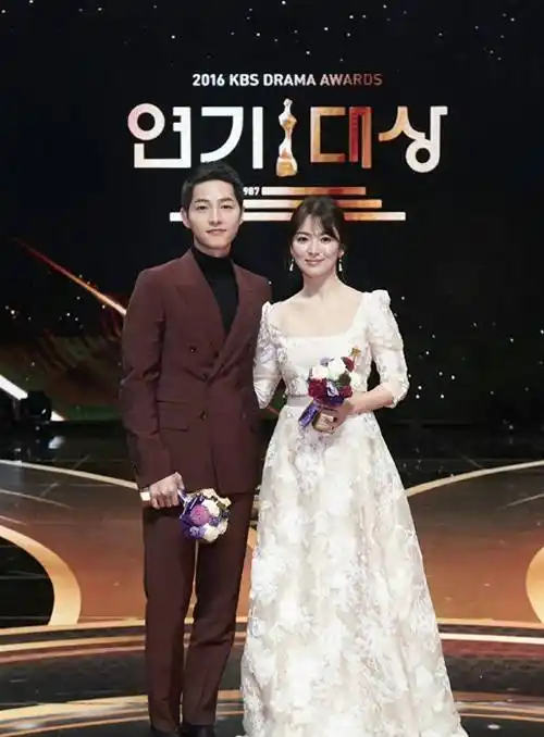 宋仲基带妻子参加妹妹婚礼,宋爸爸成焦点,国外婚礼装饰引发争议