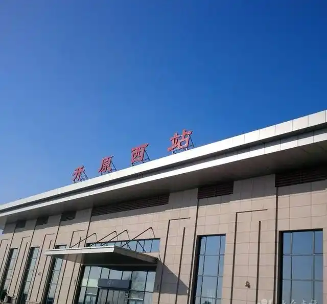 丹东市东港市北火车站,位于辽宁省丹东市东港市新城街道刘家泡村委会