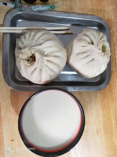 早餐,包子豆浆,地方特色,包子个头和碗一样大,重量一斤多.