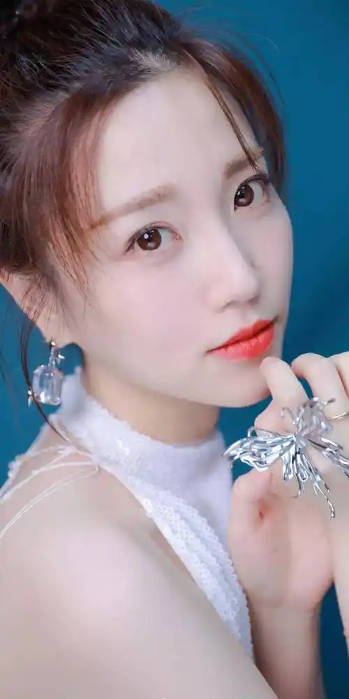 江苏卫视当红花旦张纯烨写真美图主持界的第一长腿女神