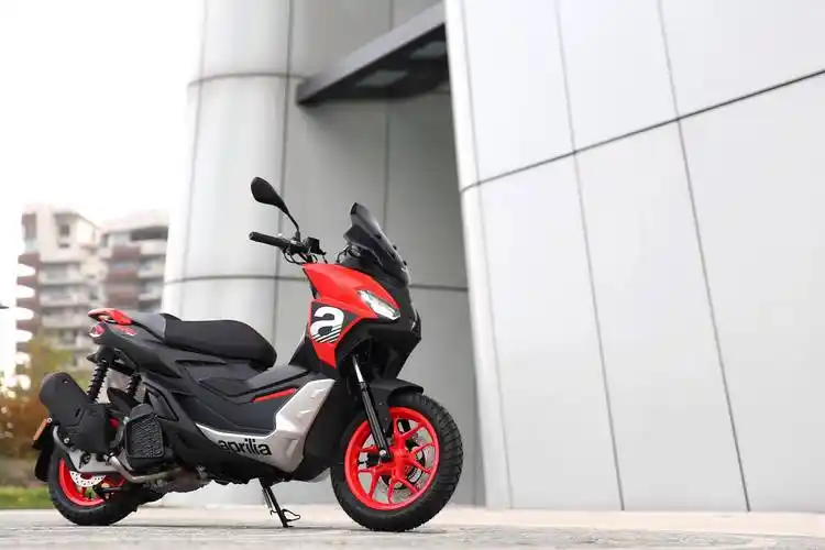 阿普利亚srgt125200户外特写