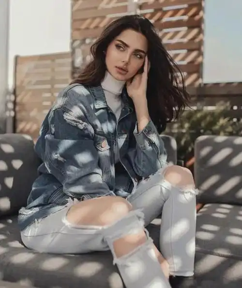 在mahlagha jaberi在instagram上上传的照片中,她那性感傲人的身材,着