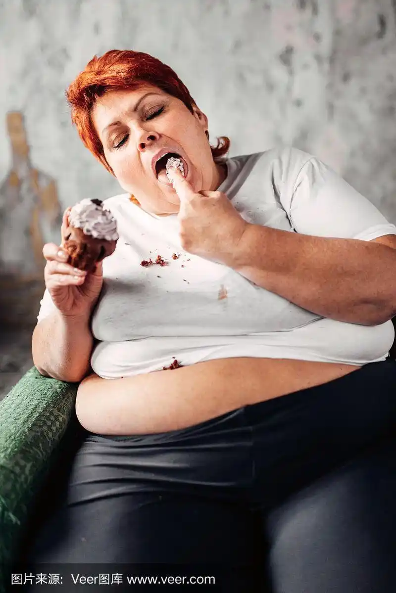 超重的女人吃甜蛋糕,肥胖