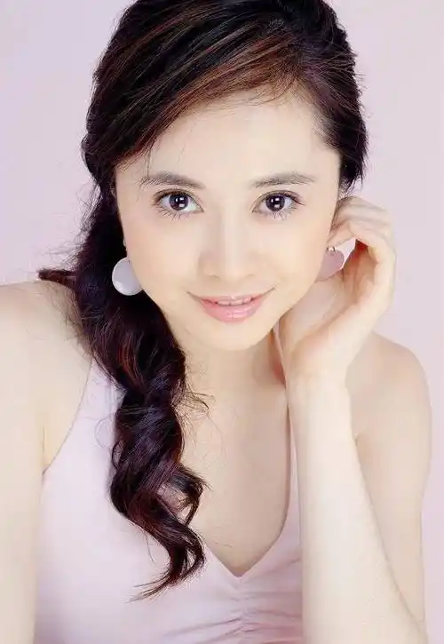 43岁何美钿近照曝光,童颜依旧却难遮皱纹,至今未婚感情成谜_仪琳_体操