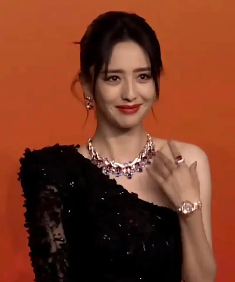 佟丽娅的梨涡真的很迷人,她微笑时显得俏皮可爱,像个小女孩一样.