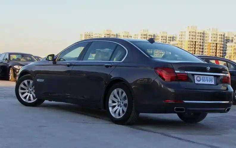 华晨宝马730li这款车的售价是898010180万1这辆宝马730li也就开了2500