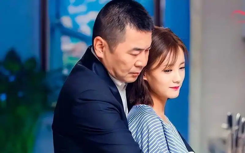 原创收手吧于和伟新剧中与30岁隆妮吻戏遭吐槽父女恋这碗饭你一定要吃