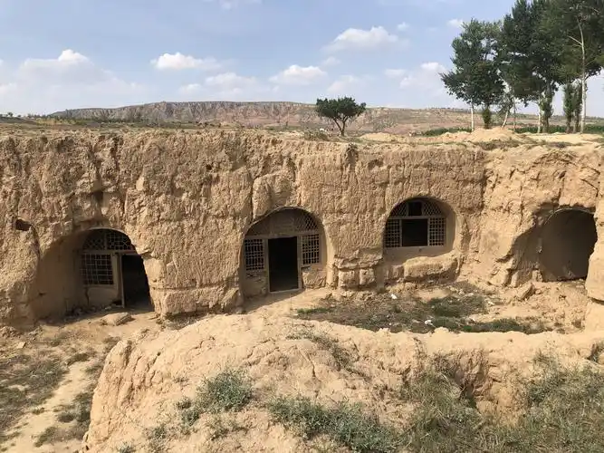 4号区旁留存的窑洞就是我们印象中的