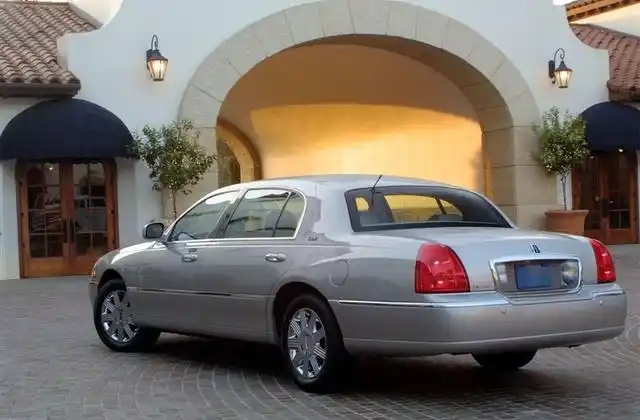 林肯城市是美国最为典型的超级大型豪华轿车.