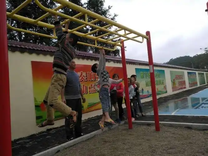 爬杆运动,男孩汗流浃背