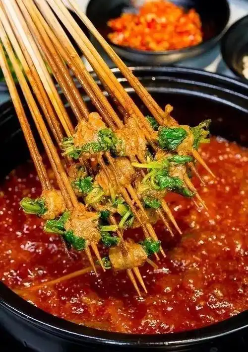 香菜牛肉——在红油锅里涮熟的牛肉很辣,香菜很爽脆,味道搭配得很好.