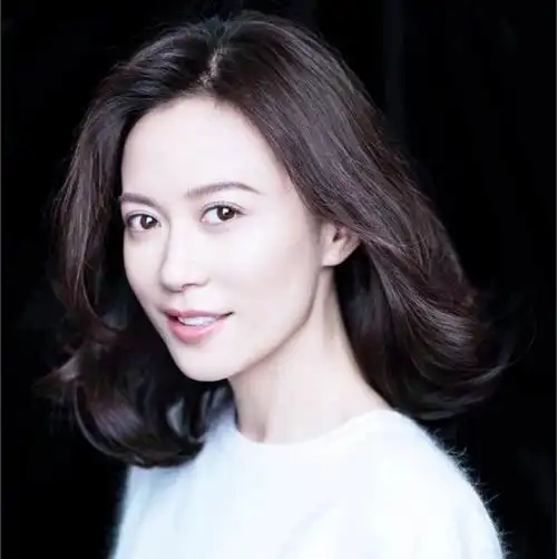 50岁俞飞鸿近照成方脸眼角细纹盖不住头发却乌黑茂密惹人羡