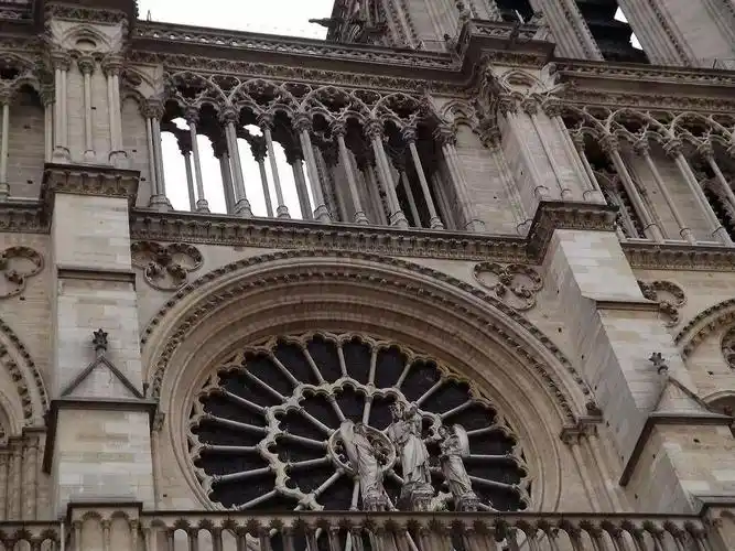 day8:巴黎早餐后巴黎市区游览,参观位于星形广场的为纪念奥斯特里茨