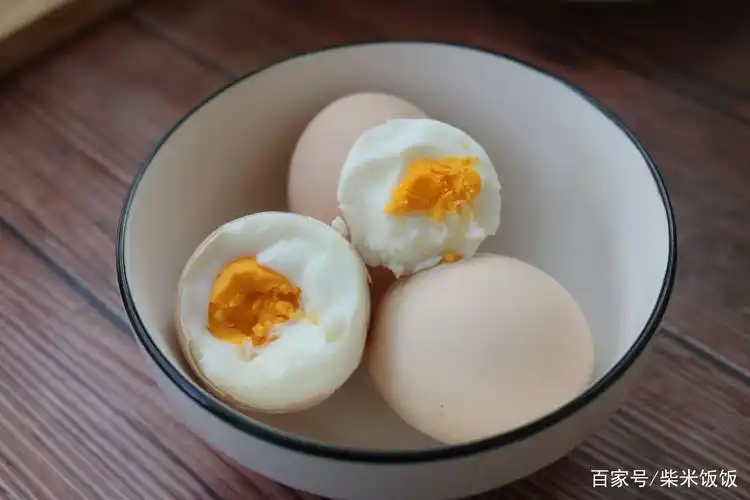 白煮鸡蛋几乎是我家早餐必备的,我一般都是冷水上锅蒸,这样鸡蛋不容易