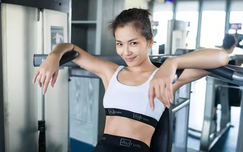 刘涛晒健身照秀美背 古铜色肌肤超性感