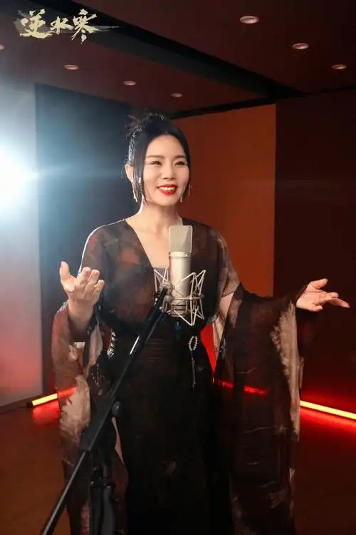 龚琳娜正在《乘风破浪4》参加活动,可能在比赛之余还会唱一唱这首新歌