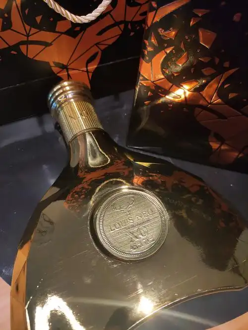 鎏金瓶身,在看到"她"的一瞬已经无法忘记 —— 路易尼奥金帝xo