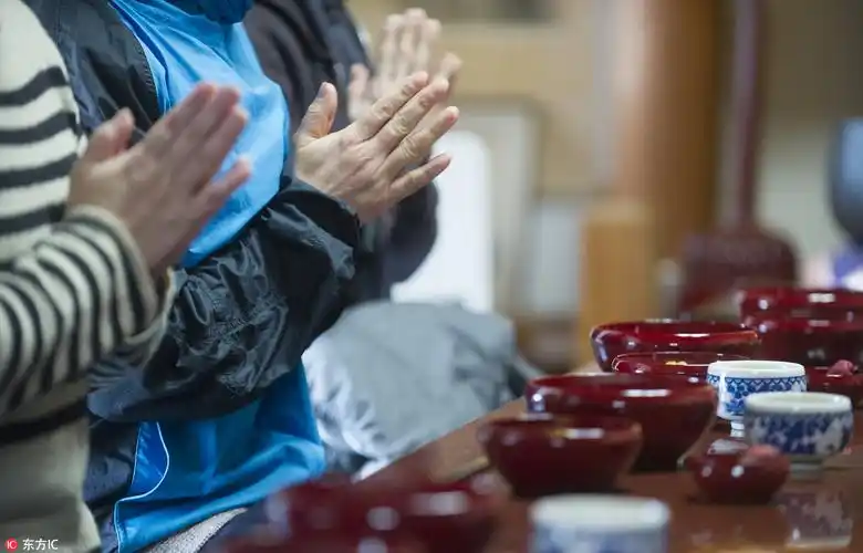 用餐前,参加者们双手合十拜佛.寺院斋饭,简单的清粥小菜.