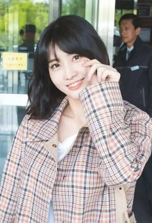 开朗女孩twicemomo的12张机场穿搭照青春的气息