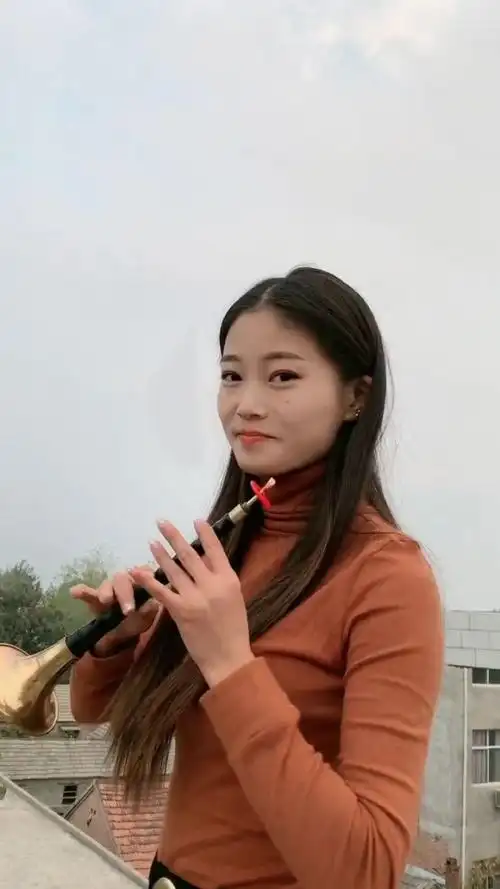 漂亮的农家小媳妇,表演吹唢呐