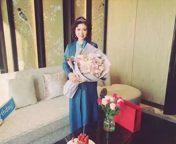 12月12日,有网友曝光了一组吉娜为郎朗妈妈过生日的照片.