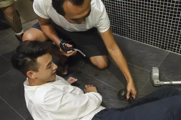 导演直接喷水在晨翔裤子上,呈现出尿失禁效果