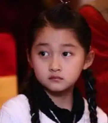 我以为在她们小时候就是非常漂亮了,直到网友翻到了部分明星的