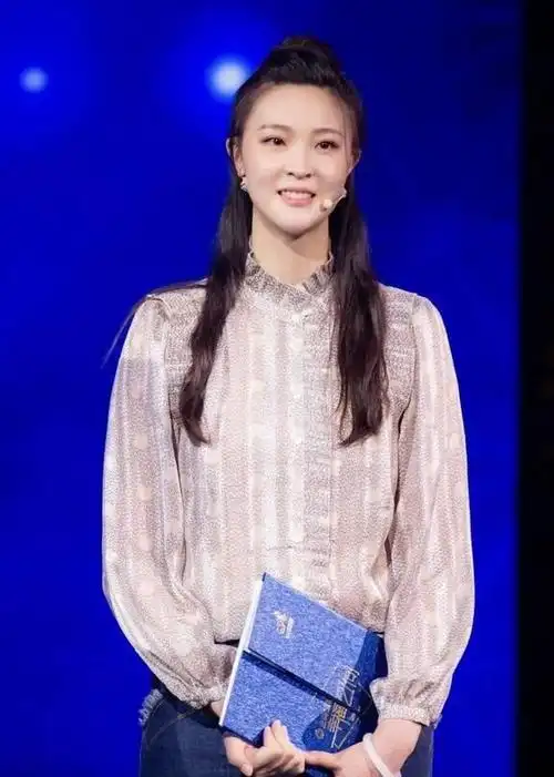 惠若琪晒博士毕业照,老公女儿惊喜现身,小年糕像足